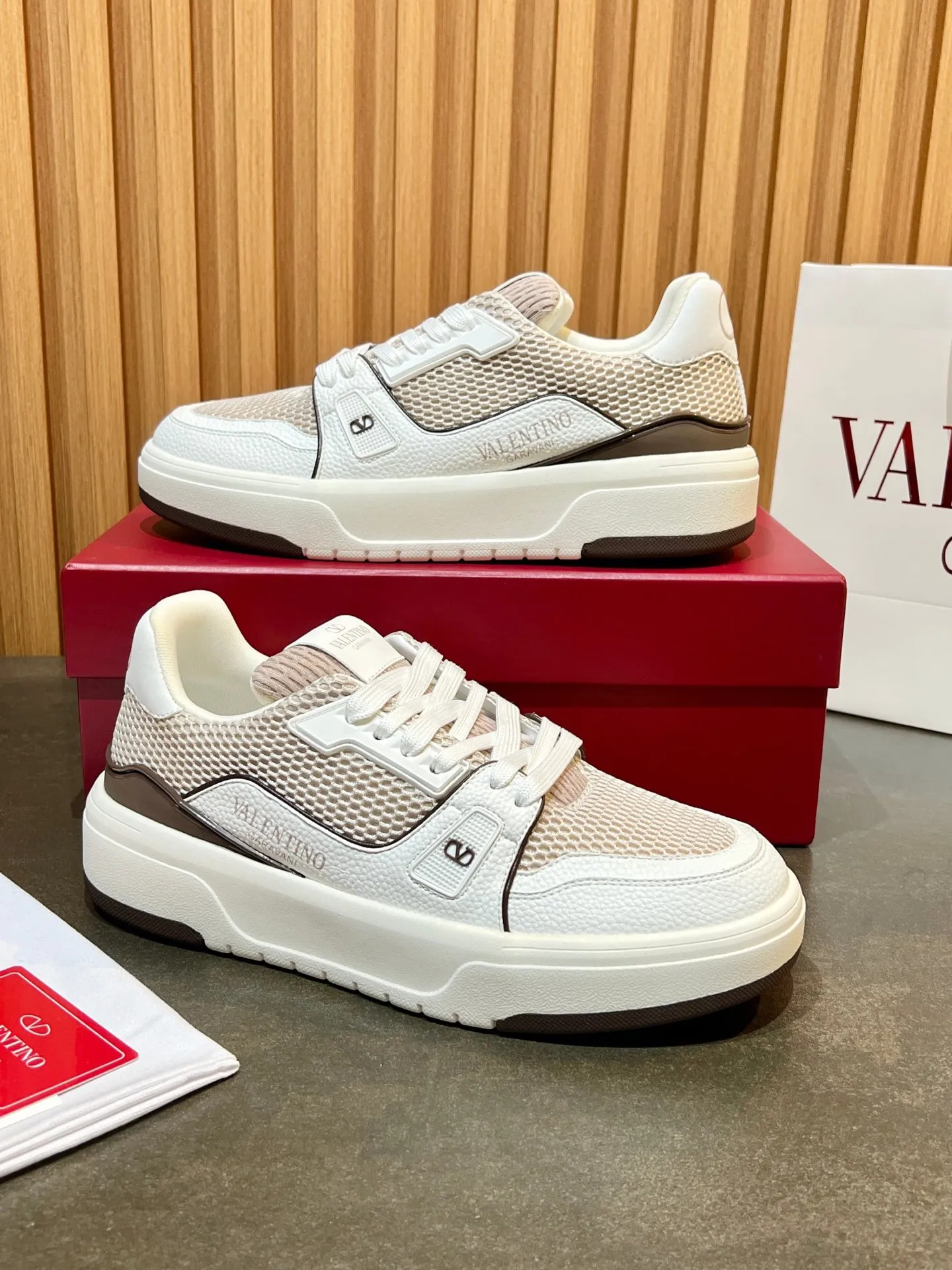 Men's men's shoes 💰640 VLNT Valentino 𝑶𝒏𝒆𝑺𝒕𝒖𝒅 Couple's sneakers series Valentino 2025 latest couple's sneakers, same style for celebrities, hot sale. Original ZP purchase and dismantling. Repeated pattern making and modification. Trying to restore 1:1 original version! Top luxury masterpiece, soft and comfortable, breathable and light, combines fashion and leisure, brings excellent and elegant texture and excellent on-foot comfort. Top purchasing version upper: imported high-end breathable mesh/original oil edge craftsmanship. Inner: imported mesh. Outsole: original development 𝐓𝐏𝐔 two-color combination outsole. Packaging: original configuration complete package. Code number: 35/44 (customized 45 46). Can be customized (self-labeled - no label) order.